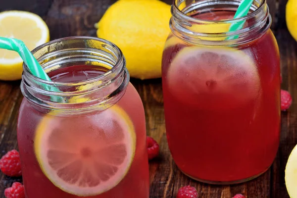 Raspberry limonade in een glazen pot op tafel Stockfoto