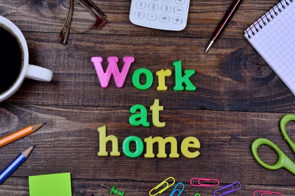 As palavras Trabalhar em casa na mesa — Fotografia de Stock