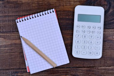 Defter kalem ve hesap makinesi ile