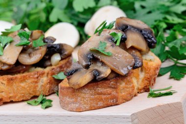 Doğrama kurulu üzerinde mantar bruschetta