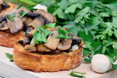 Bruschetta mantar ve sarımsak ile 