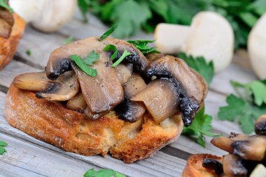 Tablo üzerinde mantar bruschetta