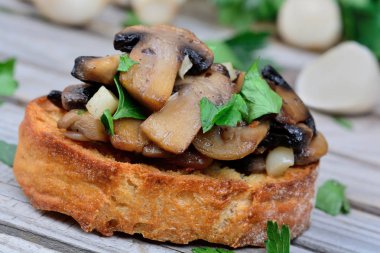 Bruschetta mantar sarımsak ve maydanoz masada