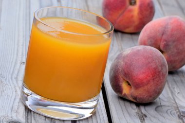 Şeftali suyu bir bardak 