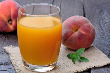 Ahşap masa üzerinde bir cam şeftali suyu