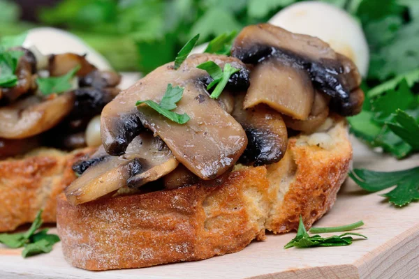 Bruschetta with mushroom on chopping board — Stock Photo, Image