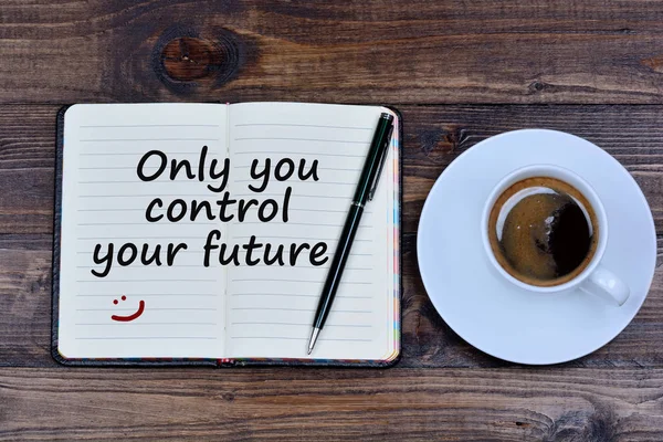 Texto Somente você controla seu futuro no notebook — Fotografia de Stock