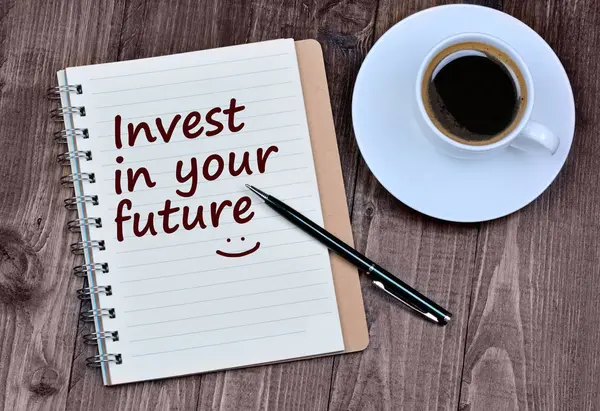 Слова "Инвестируй в свое будущее" в блокноте — стоковое фото