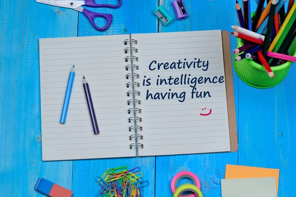 Criatividade é inteligência ter texto divertido no notebook — Fotografia de Stock