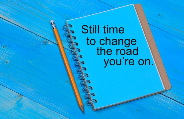 Fortfarande tid att ändra vägen du på texten på anteckningsboken — Stockfoto