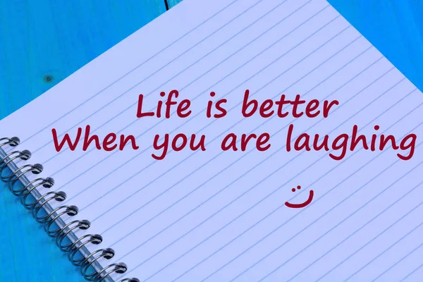 A vida é melhor quando você está rindo palavras no caderno — Fotografia de Stock