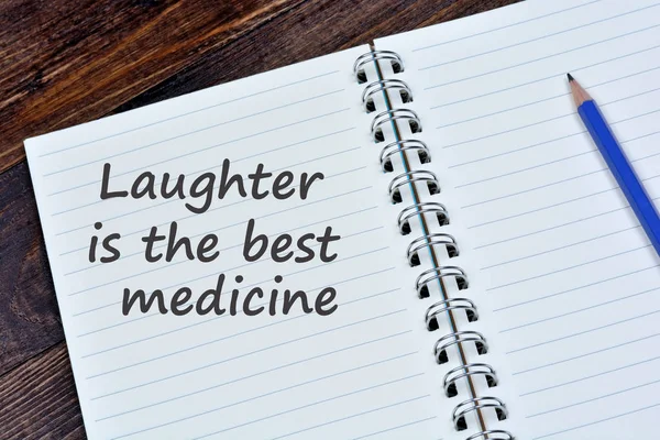 Lachen is de beste geneeskunde woorden op laptop Stockafbeelding