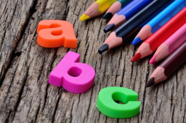 Tablo renkli kalemler ile ABC kelime
