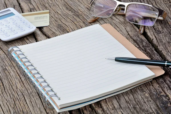 Notepad with pen calculator and credit card on table — Stock Photo, Image