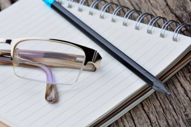 Kalem ve tablo gözlük ile not etmek