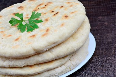 Pide plaka üzerinde maydanoz ile