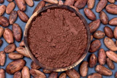 Kayrak fasulye ile bir kase içinde kakao tozu