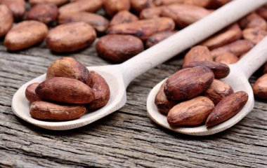 Tahta kaşık kakao çekirdekleri ile