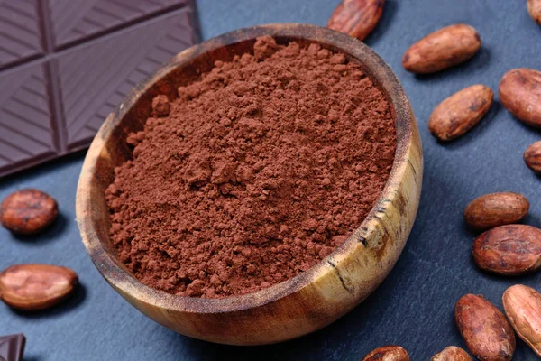 Какао-порошок у мисці з шоколадом — стокове фото