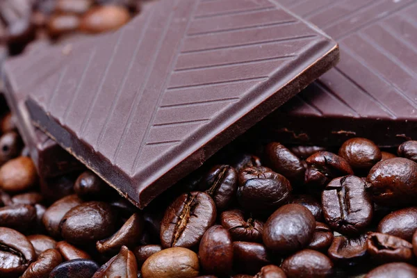 Mörk choklad med kaffebönor — Stockfoto