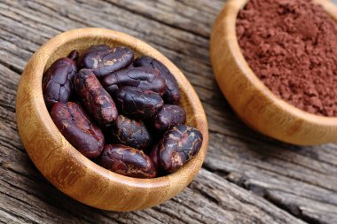 Masada bir bambu kase toz kakao fasulye