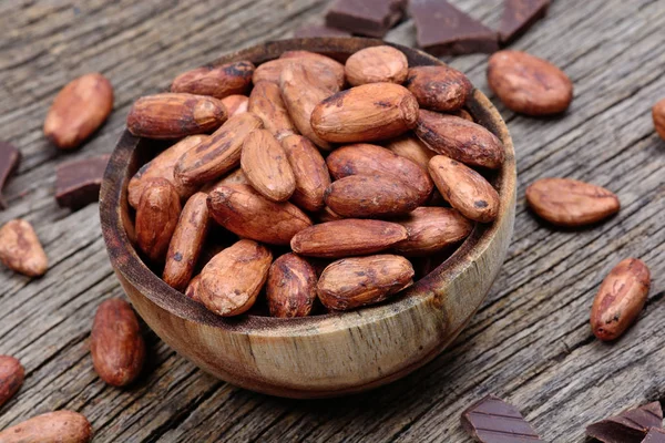 Kakao fasulye ve masada Bitter çikolata ile kase