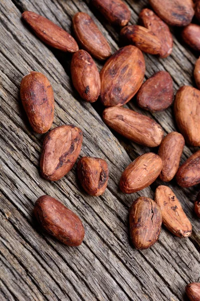 Ahşap masa üzerinde birçok kakao çekirdekleri