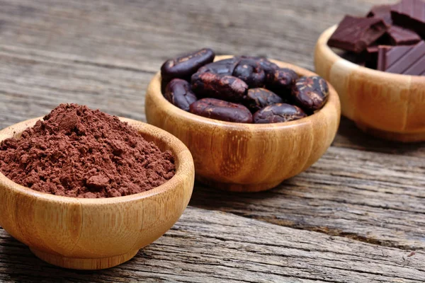 Olika typer av cacao i en skålar på bord — Stockfoto