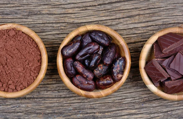 Mörk choklad med kakao i en skålar på bord — Stockfoto