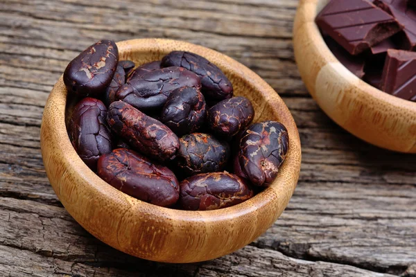 Kakao çekirdekleri bir bambu Bitter çikolata ile kase