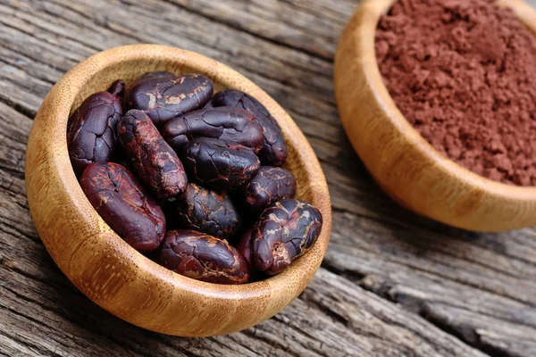 Masada bir bambu kase toz kakao fasulye