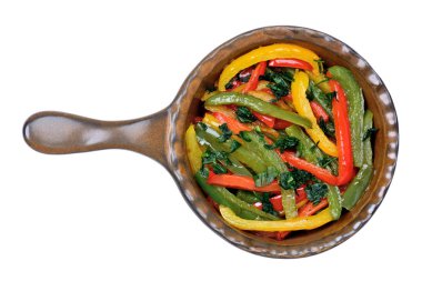 Bir kızartma tavada beyaz arka plan üzerinde renkli biber