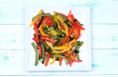 Masaya bir tabak içinde biber salatası 