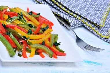 Masaya bir tabak içinde biber salatası