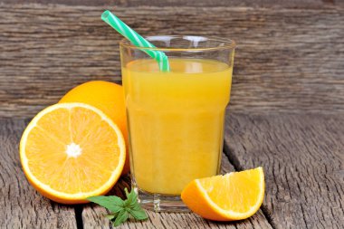 Masada bir bardak portakal suyu
