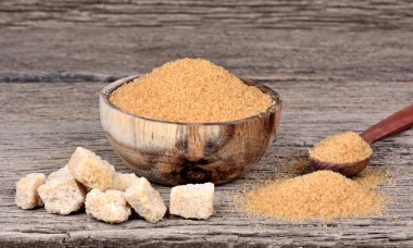 Bir kase ve kaşık masa üzerinde bej şeker