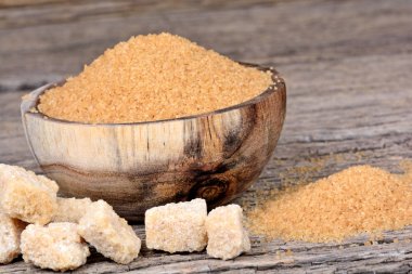 Ahşap masa üzerinde bir kasede bej şeker