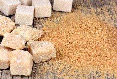 Küpleri ve kristal şeker masada bej ham şeker