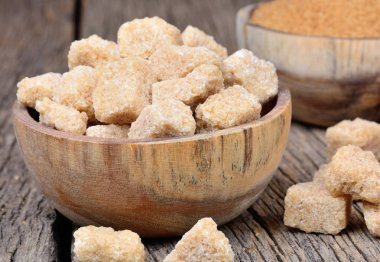 Kristal şeker tablo üzerinde bir kase ile ham şeker