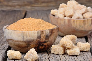 Bir kase masada bej şeker