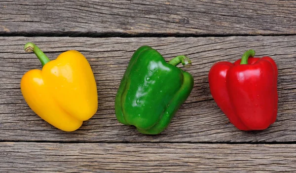 Högen av färgglada peppar på bordet — Stockfoto