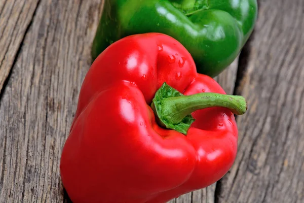 Pimenta na mesa de madeira — Fotografia de Stock