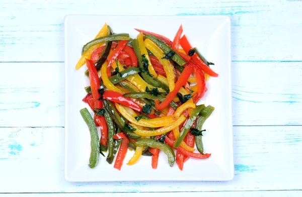 Masaya bir tabak içinde biber salatası 