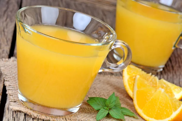 Gözlük masada portakal suyu ile