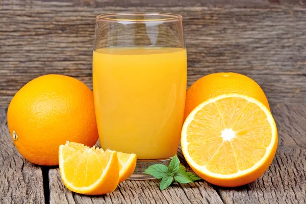 Verre avec jus d'orange sur la table — Photo