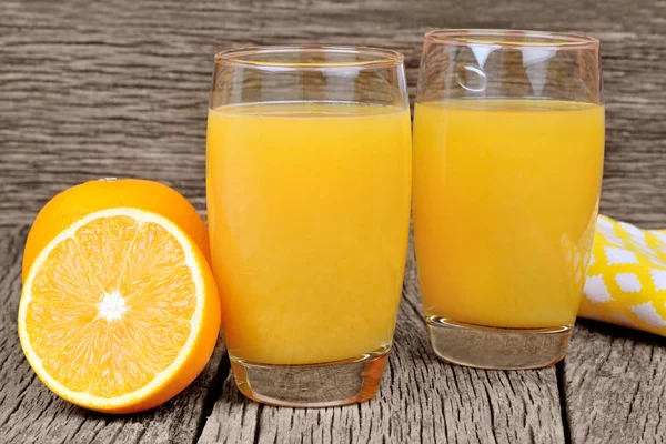 Jus d'orange dans un verre sur la table — Photo