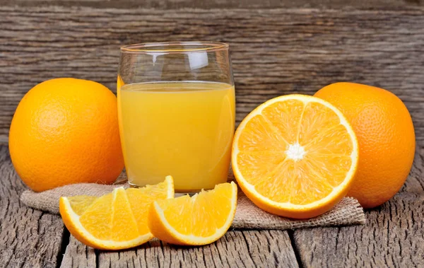 Bir cam ve masada meyve portakal suyu