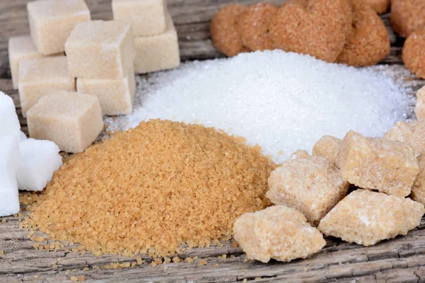 Verschillende soorten suiker op houten tafel — Stockfoto