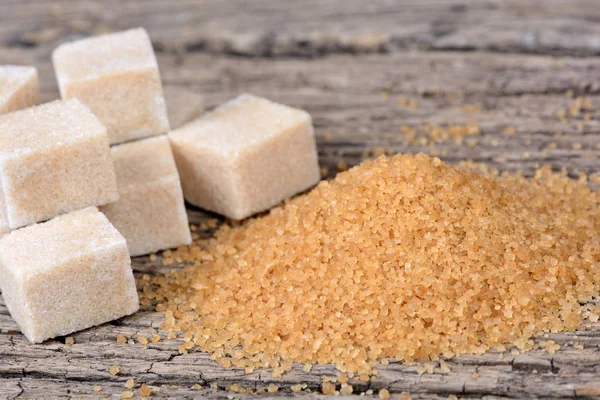 Azúcar beige sobre mesa de madera — Foto de Stock