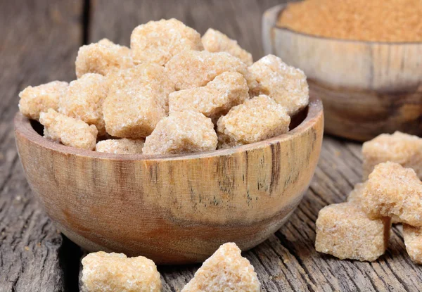 Kristal şeker tablo üzerinde bir kase ile ham şeker